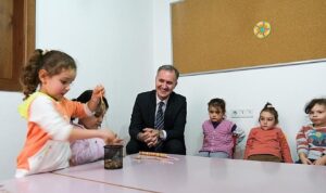 inegolde-cocuklar-ana-kucagiyla-egitim-hayatina-ilk-adimi-atacak-II4NVtfu.jpg