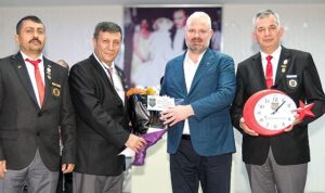 menemende-ilk-iftar-sehit-aileleri-ve-gazilerle-POJcYa98.jpg