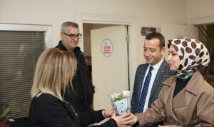 muharrem-tutustan-belsada-kadin-personele-cicekli-kutlama-aLi2t7b8.jpg