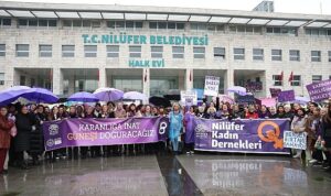 niluferli-kadinlar-8-martta-karanliga-inat-gunesi-doguracagiz-sloganiyla-yurudu-vcSKqzC3.jpg