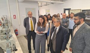 prof-dr-naci-gorur-izmirdeki-yapi-ve-zemin-laboratuvarini-ziyaret-etti-yZJeRCkW.jpg