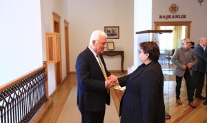 uretim-kooperatiflerinden-baskan-gurune-tesekkur-ziyareti-D8R9R7gw.jpg