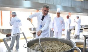 uskudarda-dev-kazanlar-ramazanda-iftar-icin-kayniyor-10-ayri-noktada-30-bin-kisiye-sicak-Zq7kfdKm.jpg