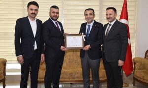 31-mart-yerel-secimlerinde-milliyetci-hareket-partisinden-yeniden-belediye-baskani-secilen-savas-kalayci-mazbatasini-DxhAdLes.jpg
