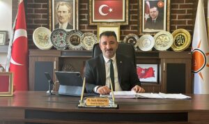 ak-parti-konak-ilce-baskani-basdastan-cagri-konak-belediyesinin-borc-pankartini-asin-ObWxylui.jpg