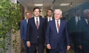 almanya-cumhurbaskani-frank-walter-steinmeier-dhl-express-turkiyenin-istanbul-havalimanindaki-operasyon-merkezini-ziyaret-etti-VimH9C1h.jpg