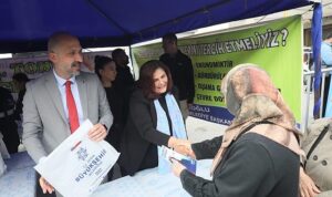 aydin-buyuksehir-belediye-baskani-ozlem-cercioglu-ata-tohumlarindan-uretilen-fidelerin-dagitimini-sokede-gerceklestirdi-RSO8DPuv.jpg