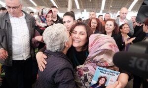 aydin-buyuksehir-belediye-baskani-ozlem-cercioglu-efeler-kapali-pazaryerinde-vatandaslarla-bir-araya-geldi-gBf54rbm.jpg