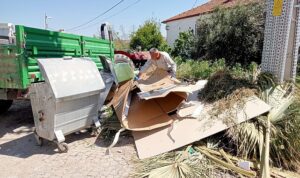 ayvalik-belediyesi-bayram-tatilinde-yaklasik-15-bin-ton-cop-topladi-BhQaXzHl.jpg