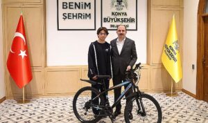 baskan-altay-ornek-davranisiyla-sosyal-medyada-buyuk-begeni-toplayan-liseli-gencle-bulustu-WfKnbSK3.jpg
