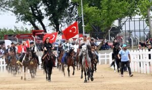 baskan-aydin-at-ustunde-halki-selamladi-pdlDg4KL.jpg