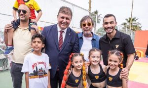baskan-cemil-tugay-goztepenin-23-nisan-programina-katildi-butun-izmirin-belediye-baskaniyim-pZ7EKPbI.jpg