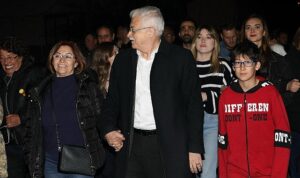 baskan-deveciler-halkiyla-bulustu-beraber-basaracagiz-ckXYS6UY.jpg