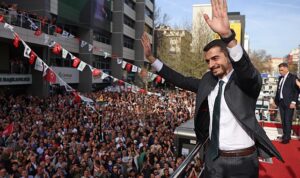 baskan-huseyin-can-guner-secim-zaferini-cankayalilarla-kutladi-BGeYUpQ7.jpg