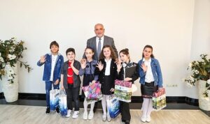 baskan-ibrahim-sandikcidan-miniklere-hediye-BRm6vNIv.jpg