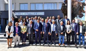 baskan-tugay-bayramin-ilk-gunu-urla-ve-cesmede-yurttaslarla-bulustu-TmelaI4B.jpg