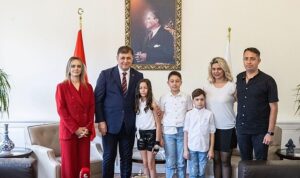 baskan-tugayin-emanet-ettigi-koltukta-sarkili-mesaj-SB8P4uIJ.jpg