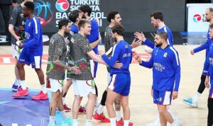 basketbolseverler-anadolu-efes-aliaga-petkimspor-macina-bilet-yerine-kitap-ile-girdi-jYY5LzqF.jpg
