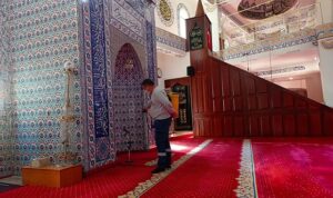 bayraklida-camiler-bayrama-hazir-3mMJLWCJ.jpg