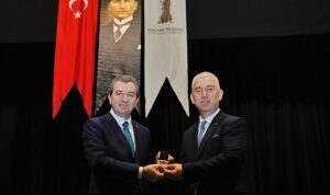 bergama-belediyesinde-devir-teslim-toreni-dr-tanju-celik-mazbatasini-aldi-5QpGm2lp.jpg