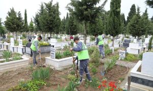 burhaniye-belediyesi-yaklasan-ramazan-bayrami-dolayisiyla-ilcede-bulunan-tum-mezarliklarda-bakim-ve-duzenleme-calismalarinda-OXfYRWl6.jpg