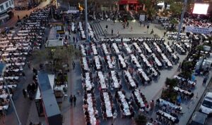 burhaniyeliler-kadir-gecesinde-her-yil-oldugu-gibi-bu-yil-da-cumhuriyet-meydaninda-iftarda-bulustu-VaD3tdew.jpg