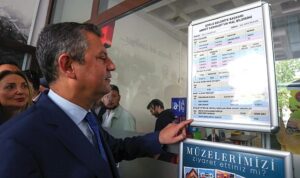 corlu-belediye-baskani-ahmet-sarikurt-belediye-girisinde-bulunan-panolara-astigi-mal-beyani-belgesiyle-mal-hJ1KDcC3.jpg