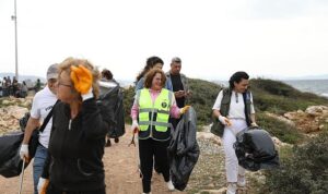 didimde-didim-belediyesi-ekipleri-ve-didim-plogging-grubu-uyeleri-ile-birlikte-kiyi-temizligi-calismasi-YxQy9Lv4.jpg