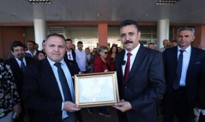 dikili-belediye-baskani-adil-kirgoz-mazbatasini-aldi-ngOjrwSY.jpg