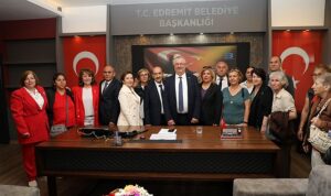 edremitliler-baskan-ertas-ile-kucaklasti-XifOzwZk.jpg