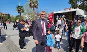 golcuk-belediyesinin-ramazan-bayrami-kapsaminda-anitparkta-hazirladigi-oyun-alanini-dolduran-cocuklar-cosku-icerisinde-doyasiya-vPYK3HVk.jpg
