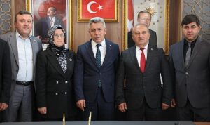 goreve-gelmesinin-ardindan-ziyaretcilerini-kabul-etmeye-devam-eden-kandira-belediye-baskani-erol-olmez-kandirada-FMK97JxT.jpg
