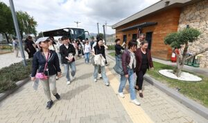 guney-korenin-sancheong-gun-kentinin-belediye-calisanlari-efes-tarlasi-yasam-koyunu-ziyaret-etti-f9KeeKEu.jpg