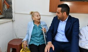 huzurevlerine-gulumseten-ziyaretler-cigli-belediye-baskani-onur-emrah-yildiz-bir-dokunduk-bin-dua-aldik-8Cb6uCta.jpg