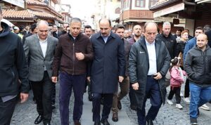 icisleri-bakani-yerlikaya-bayramin-ilk-gunu-konyalilarla-bulustu-k3zh74li.jpg