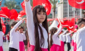 izmirde-23-nisan-coskusu-kentin-dort-bir-yanini-saracak-7RzVvBSV.jpg