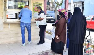 izmirli-yurttaslardan-baskan-tugaya-ekmek-tesekkuru-zpjd8KsT.jpg