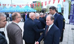 kartepede-geleneksel-ilce-bayramlasmasi-ramazan-bayraminin-ilk-gunun-de-kent-meydaninda-gerceklestirildi-QSNtLfcP.jpg