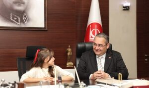 kecioren-belediye-baskani-dr-mesut-ozarslan-koltugunu-10-yasindaki-sehit-kizi-melis-karaya-devretti-aJeXKDVL.jpg