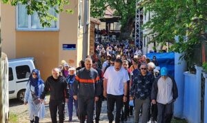 kocaelinin-dort-bir-yanindan-gelen-doga-severler-turizm-haftasi-kapsaminda-golcukte-doga-yuruyusunde-bir-V5NHiemT.jpg