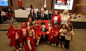 minikler-bayram-coskusunu-baskan-ozdemir-ile-paylasti-tBA6IkTQ.jpg