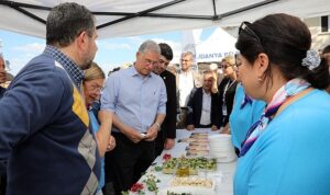 mudanya-belediyesi-turizm-haftasi-etkinlikleri-kapsaminda-girit-yemekleri-ve-lezzetleri-mutareke-meydaninda-duzenlenen-girit-3SjLBOyH.jpg