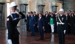 mugla-buyuksehir-belediye-baskani-ahmet-aras-ve-yeni-secilen-11-chpli-ilce-belediye-baskani-MCTyGtDp.jpg
