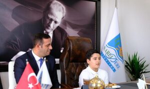 narlidere-belediye-baskani-erman-uzun-23-nisan-ulusal-egemenlik-ve-cocuk-bayraminda-koltugu-3sinif-riMFQFaI.jpg