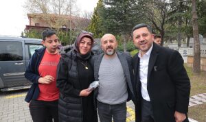 nevsehir-belediyesi-tarafindan-arife-gunu-mezarlik-ziyaretinde-bulunan-vatandaslara-yasin-i-serif-tesbih-ve-gul-uT689WxF.jpg