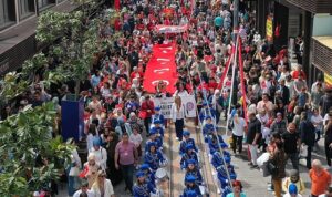 osmangazi-cocuklarla-senlendi-cumhuriyet-caddesindeki-23-nisan-programinda-buyuk-cosku-yasandi-J7fB9LIf.jpg