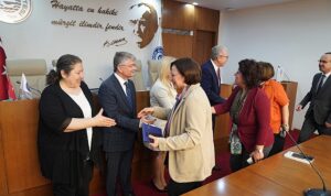 rektor-prof-dr-budak-eu-ailesi-ile-bayramlasti-IXUp1ef3.jpg