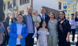 saray-belediyesi-10-nisan-carsamba-gunu-bayramin-1-gunu-belediye-bahcesinde-bayramlasma-programi-duzenledi-RuiVtkfi.jpg