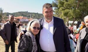 seferihisarda-emeklilerin-hesabina-2-bin-tl-yatti-KRVzu233.jpg