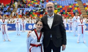 selcuklu-belediye-baskani-ahmet-pekyatirmaci-selcuklu-belediyespor-kulubunde-tekvando-bransinda-egitim-goren-sporcularin-kusak-YmMceId6.jpg